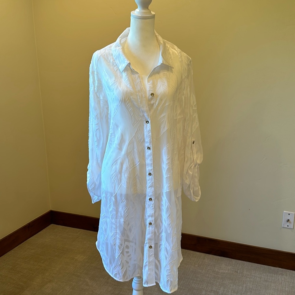 Lilly Pulitzer XL white cover up.  From a Nonsmoking home.
